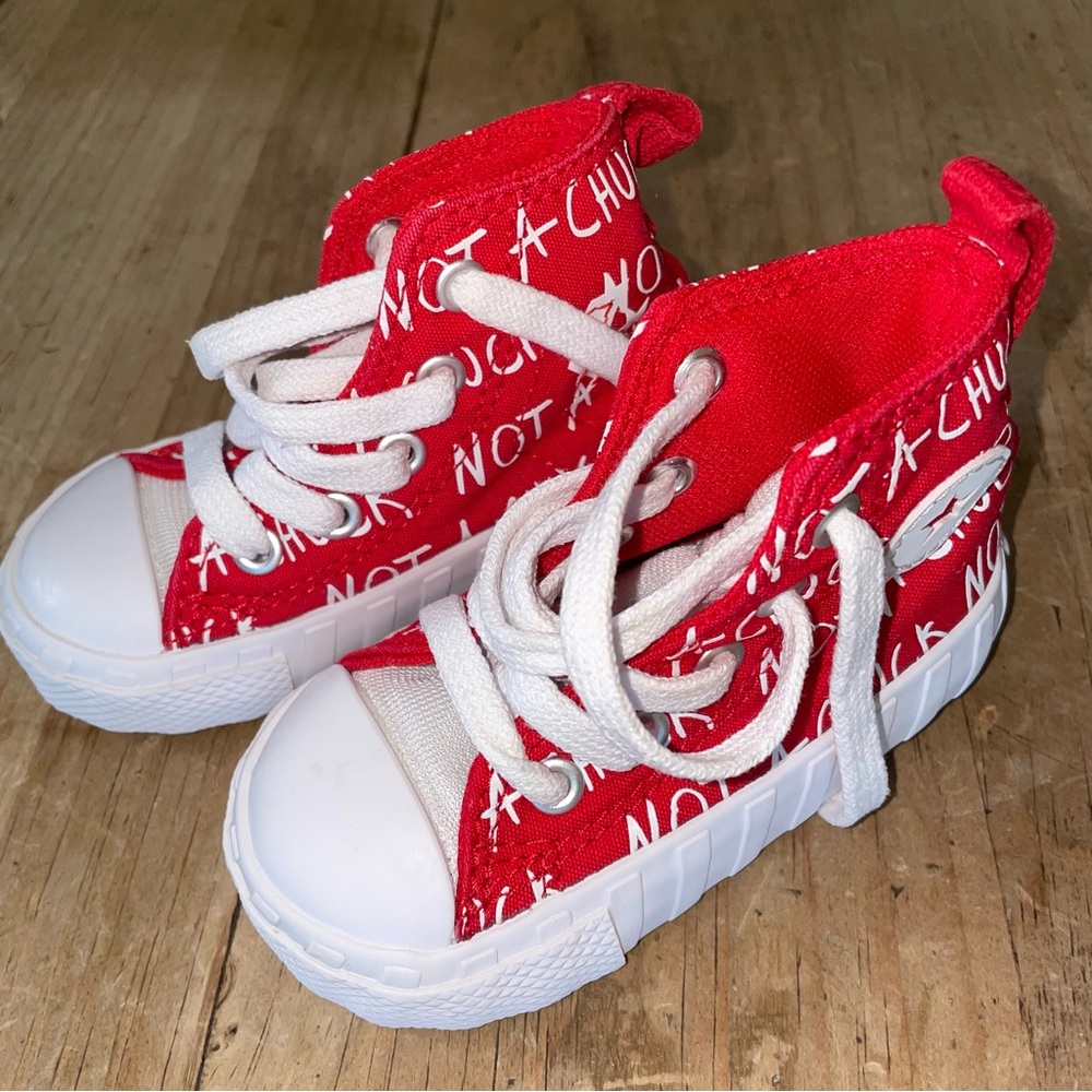 Converse baby Chuck taylors sz 4